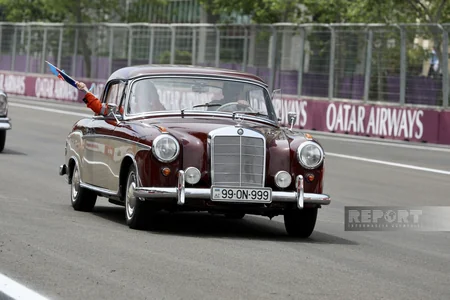 “Formula 1”: Azərbaycan Qran-prisi ərəfəsində klassik avtomobillərin paradı olub - FOTOREPORTAJ