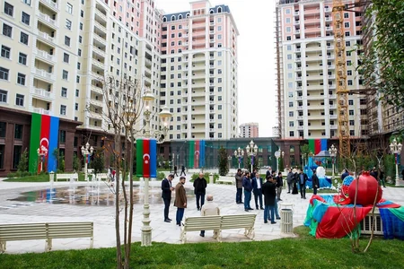 Bakının ən iri həyətində - “Renessans Palace”da Bayraq günü tədbiri keçirilib
