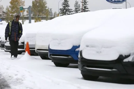 В Калгари из-за рекордного снегопада зафиксировали почти 270 аварий - ВИДЕО