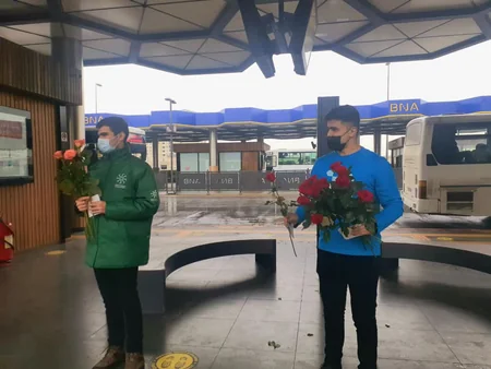 BNA könüllüləri dayanacaqlarda xanımlara gül təqdim edib