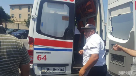 Bakıda qəza zamanı avtomobillərdən biri səkidə dayanmış şəxsə çırpılıb - FOTO