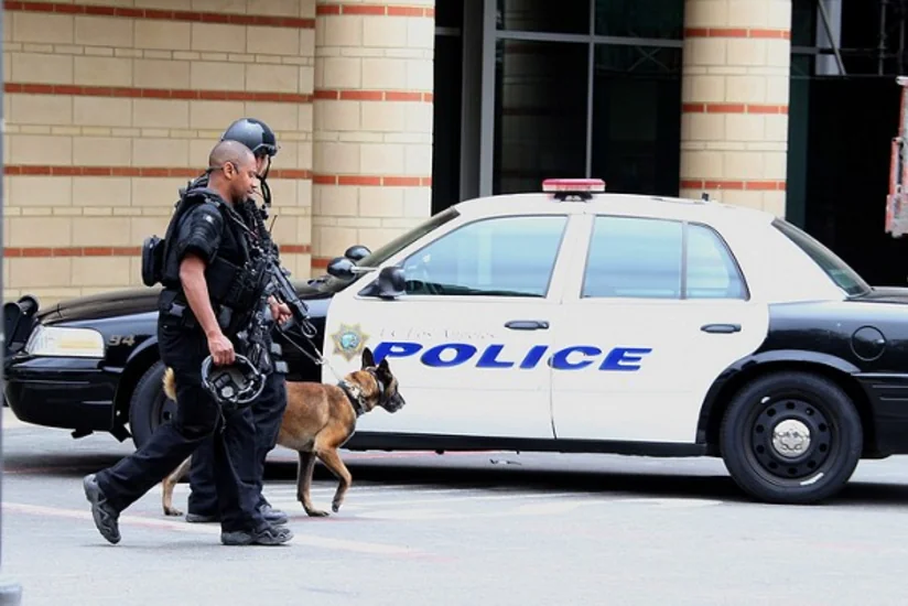 Hollivudda polislər kəsici alətlə silahlanmış şəxsi güllələyiblər