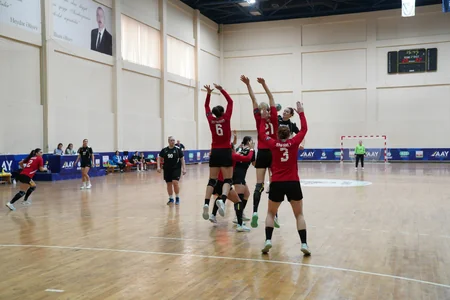 Qadın həndbolçular arasında Azərbaycan çempionatında turun mərkəzi oyunu keçirilib