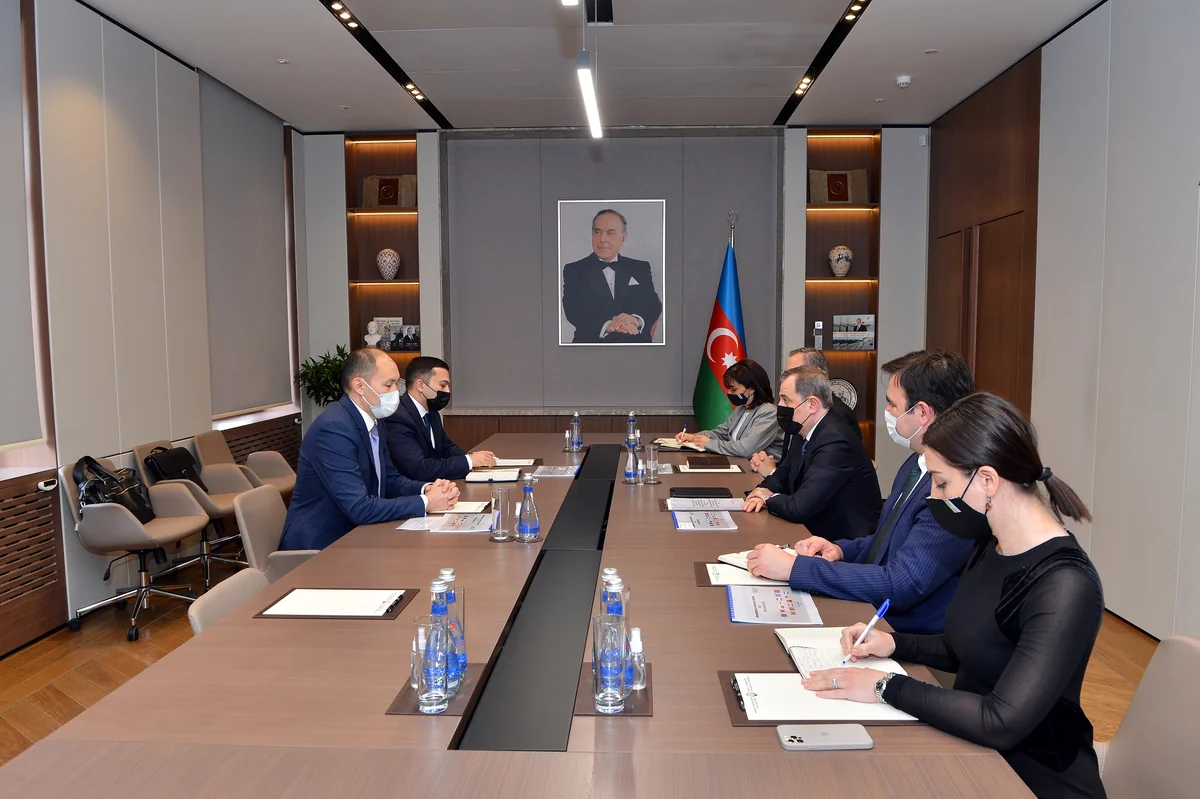 Ceyhun Bayramov “TRACECA”nın Baş katibi Aset Asavbayev ilə görüşüb