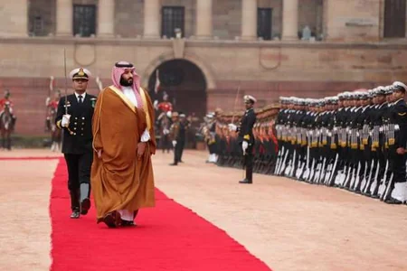 Hindistanın Baş naziri Səudiyyə vəliəhdini qarşılayarkən protokolu pozub