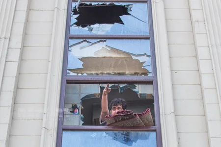 Yanğın baş verən binanın sakinləri evlərindən əşyalarını çıxarıblar - FOTOREPORTAJ