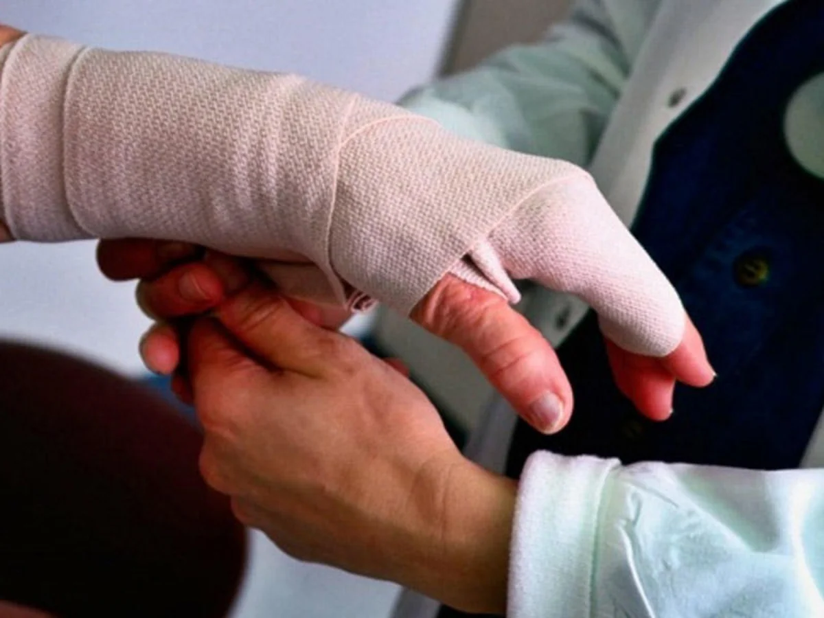 Bakıda hücuma məruz qalan 54 yaşlı qadının əli sınıb