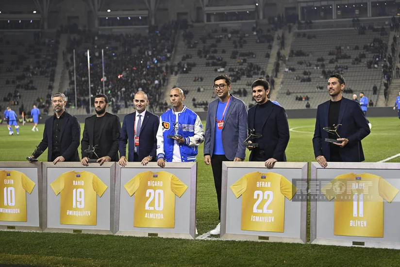 İsveçlə oyundan əvvəl Azərbaycan millisinin sabiq futbolçularına təşəkkür plaketi təqdim olunub