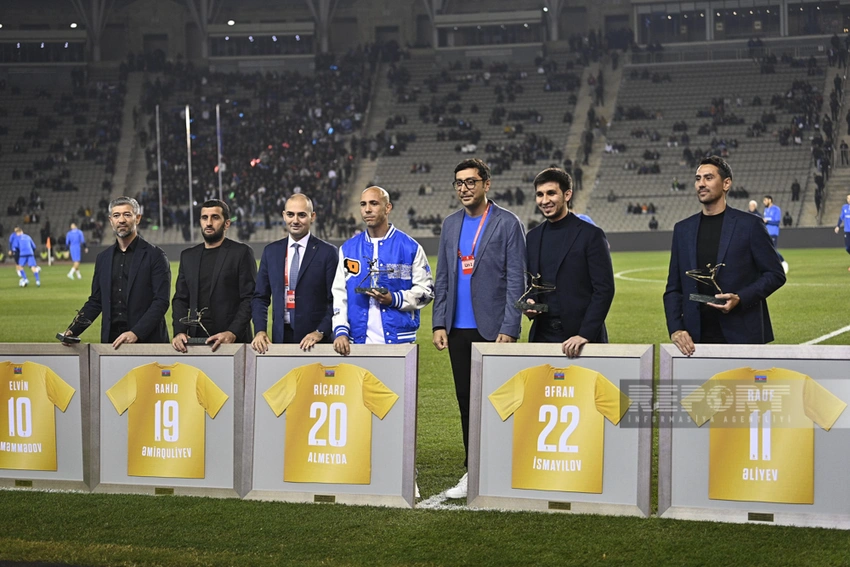İsveçlə oyundan əvvəl Azərbaycan millisinin sabiq futbolçularına təşəkkür plaketi təqdim olunub