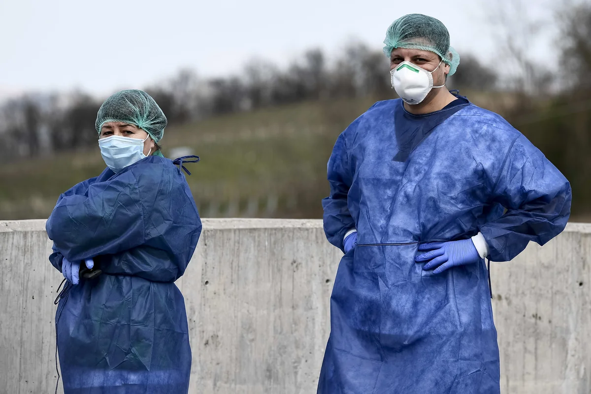 Испанские медики в разгар пандемии начали забастовку