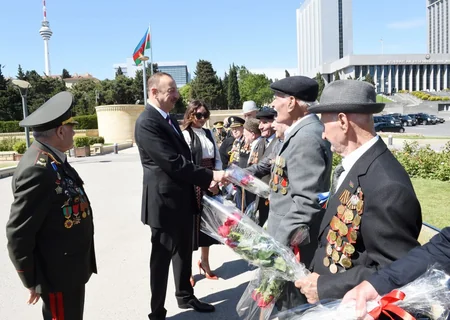 ​Prezident İlham Əliyev 9 May - Qələbə bayramı münasibətilə Bakıda keçirilən mərasimdə iştirak edib