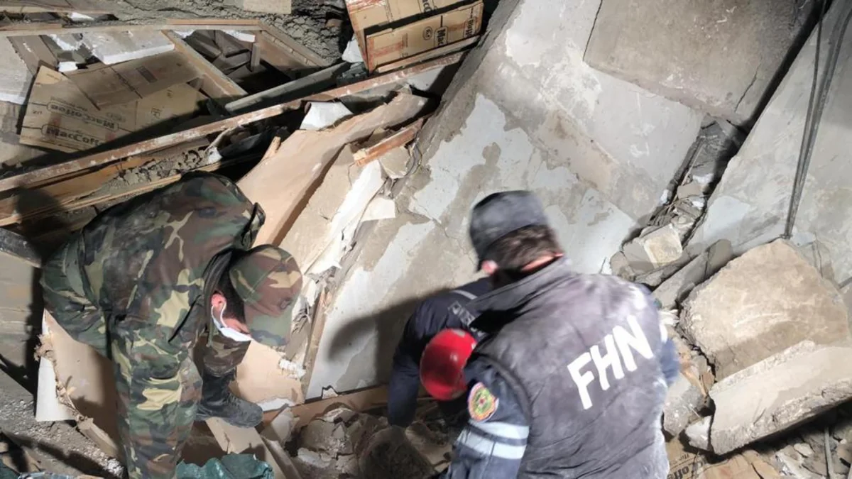 Xırdalanda dağıntılar altından bir nəfərin cəsədi çıxarılıb - YENİLƏNİB-5 - VİDEO