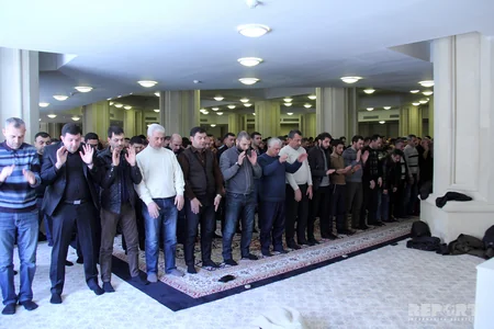 ​Heydər məscidində növbəti vəhdət namazı qılınıb, BƏƏ-nin Bakıdakı konsulu namazda iştirak edib - FOTO