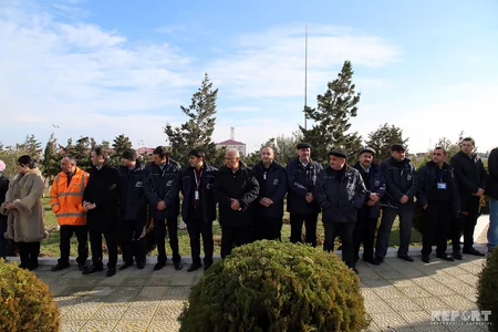 ​Çilov adasında Günəşli yatağındakı özüldə həlak olan və itkin düşən neftçilərin anım mərasimi keçirilib - FOTOREPORTAJ