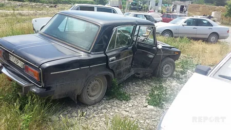В Барде автомобиль упал с эвакуатора