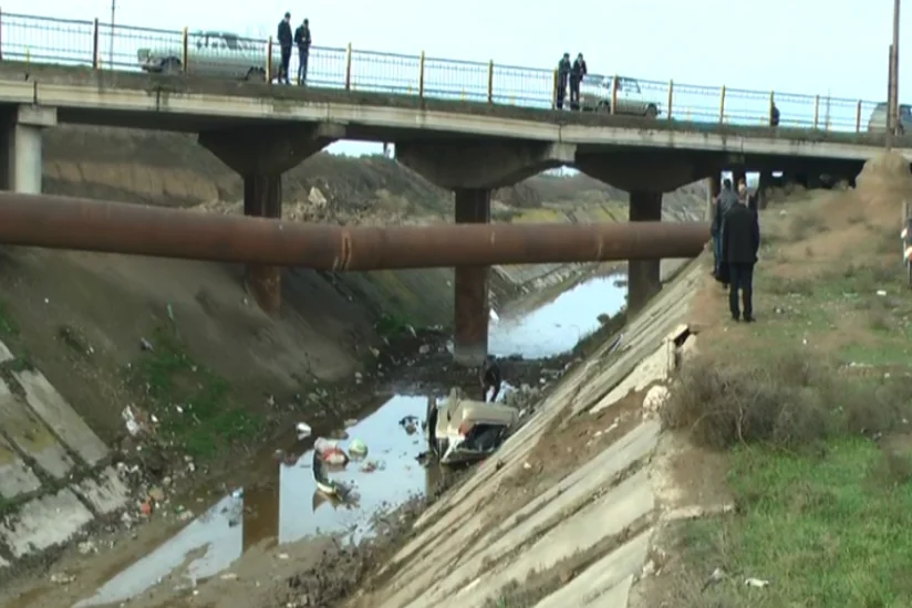 ​Samux rayonunda avtomobil kanala aşıb, sürücü ölüb - FOTO