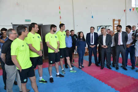 ​“Seltik” klubu Bakıda məcburi köçkün məktəbinin komandası ilə futbol oynayıb