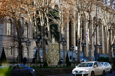 Tbilisidə Yeni il instalyasiyasında Bakının simvolu yer alıb