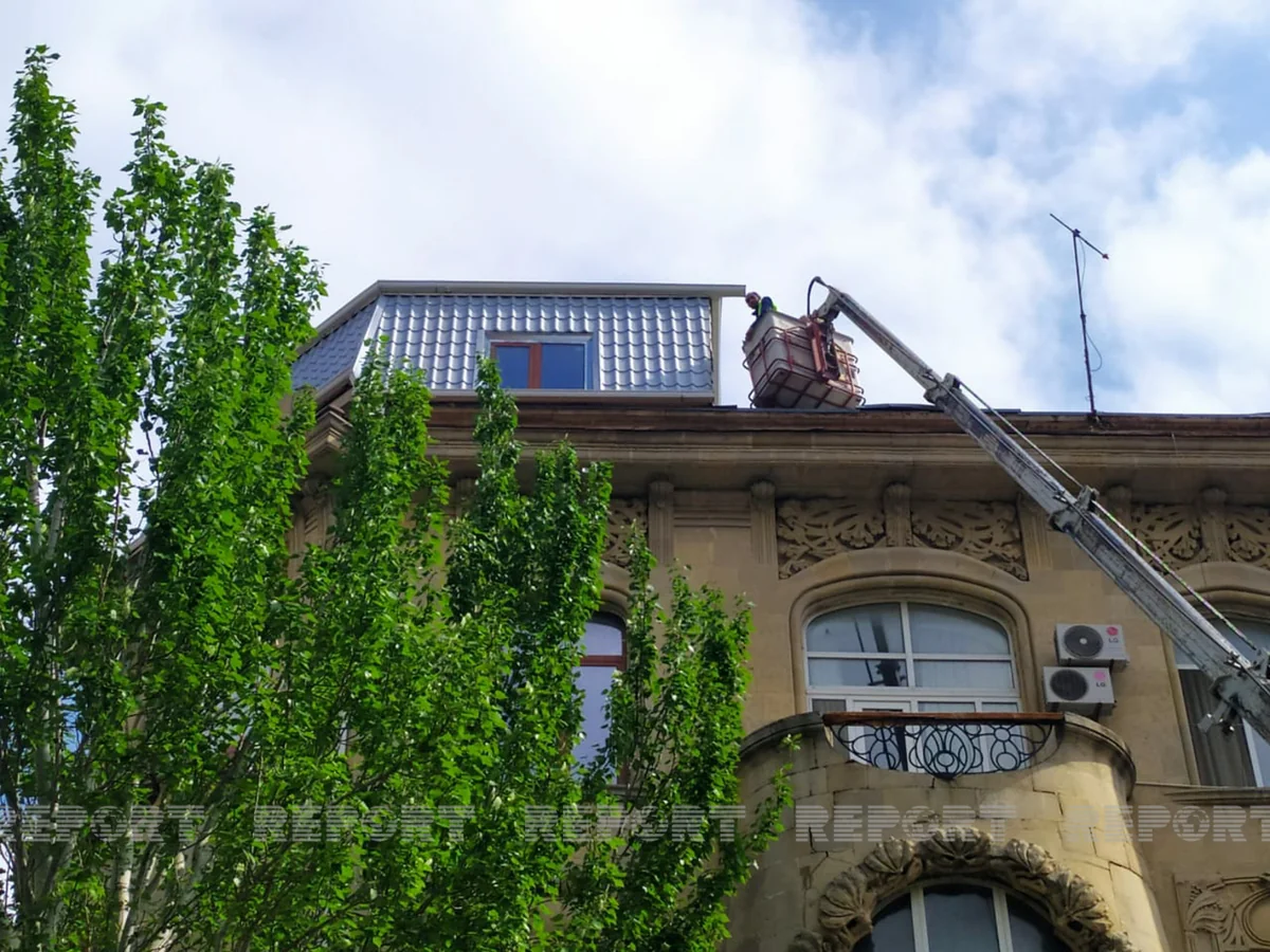Bakıda tarixi binanın üzərində tikilən mansard sökülür
