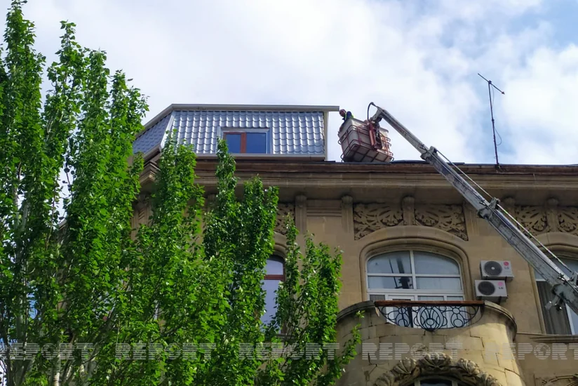 Bakıda tarixi binanın üzərində tikilən mansard sökülür