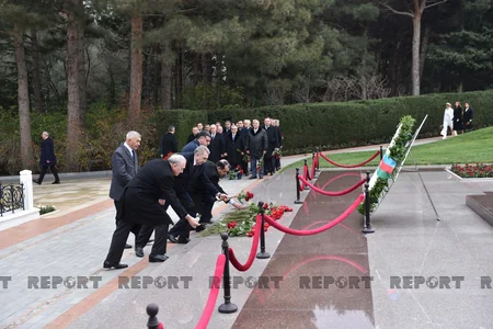 Müdafiə Sənayesi Nazirliyinin kollektivi ulu öndər Heydər Əliyevin məzarını ziyarət edib