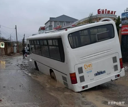 Xırdalanda sərnişin avtobusu yeni qazılmış yolda batıb - FOTO