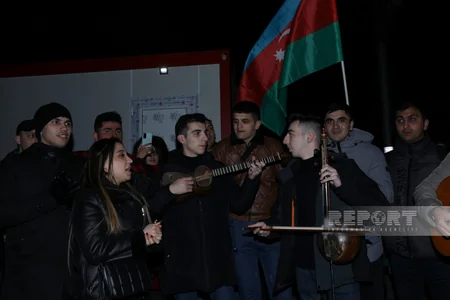 Xankəndi-Laçın yolunda aksiya iştirakçıları vətənpərvərlik ruhunda mahnılar ifa edirlər