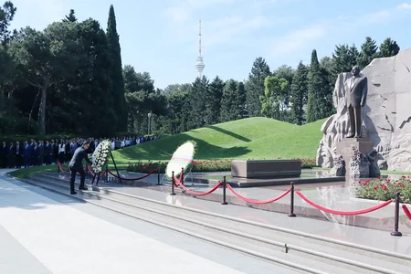 Dini Qurumlarla İş üzrə Dövlət Komitəsinin kollektivi Fəxri xiyabanı ziyarət edib
