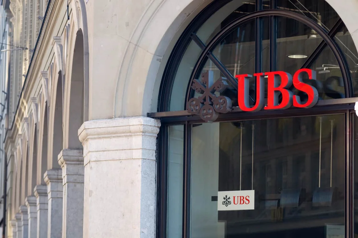 UBS-in xalis mənfəəti 11% azalıb