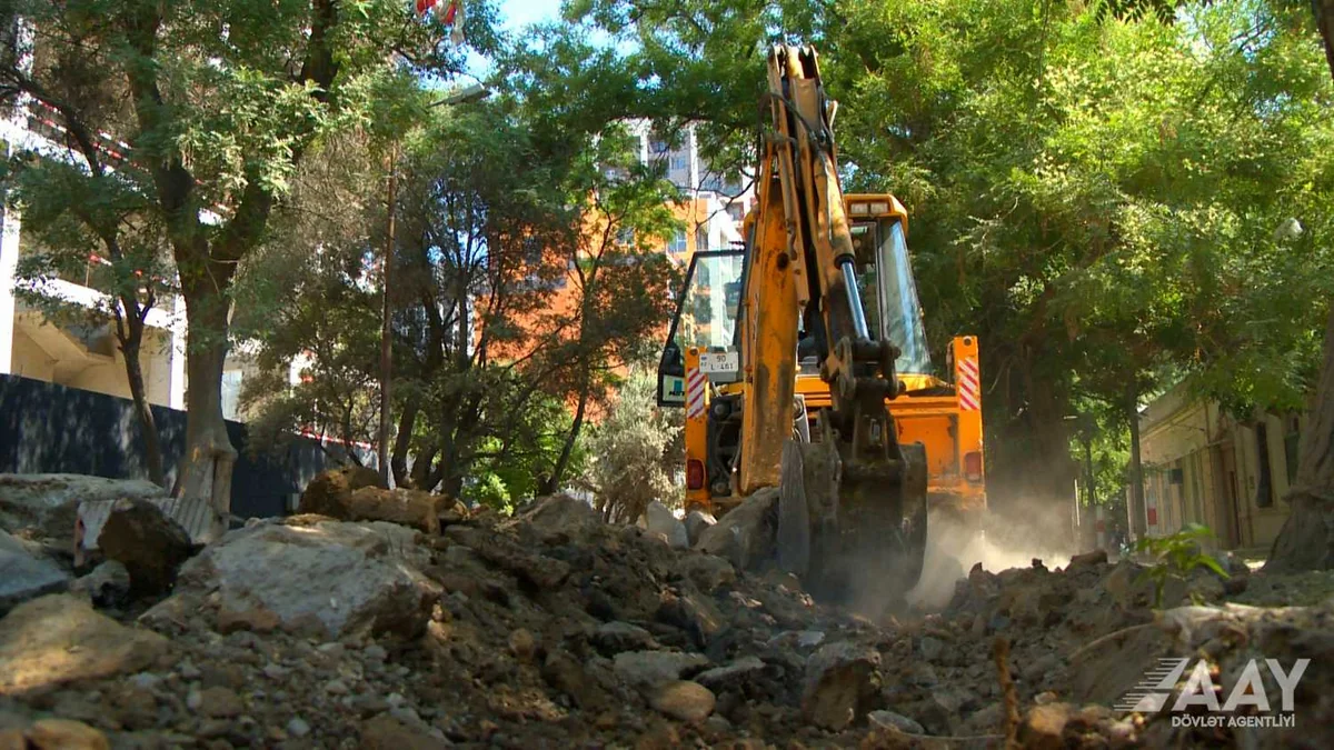 Bakının Əliəşrəf Əlizadə küçəsi təmir edilir