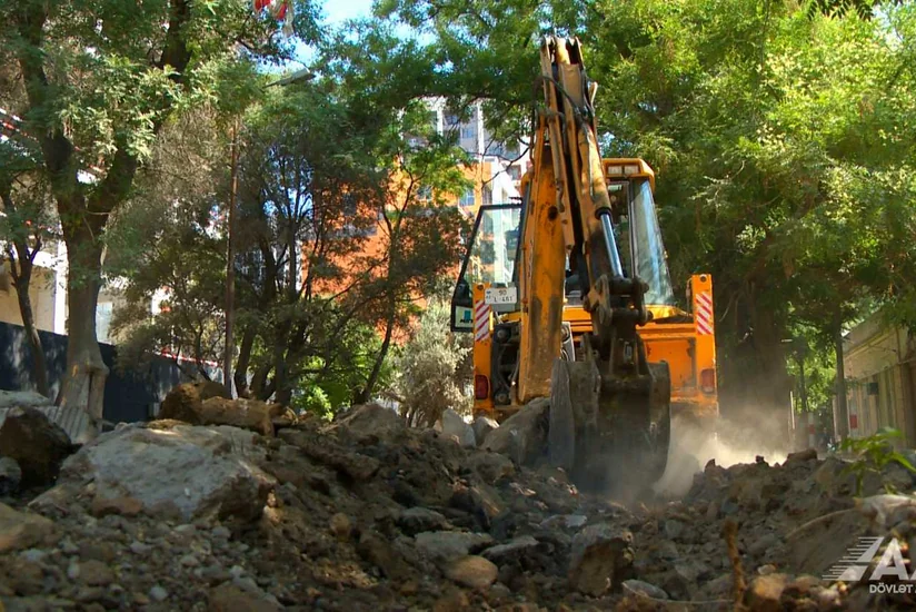 Bakının Əliəşrəf Əlizadə küçəsi təmir edilir