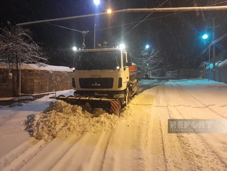 В Огузе сильный снегопад, дороги покрылись льдом
