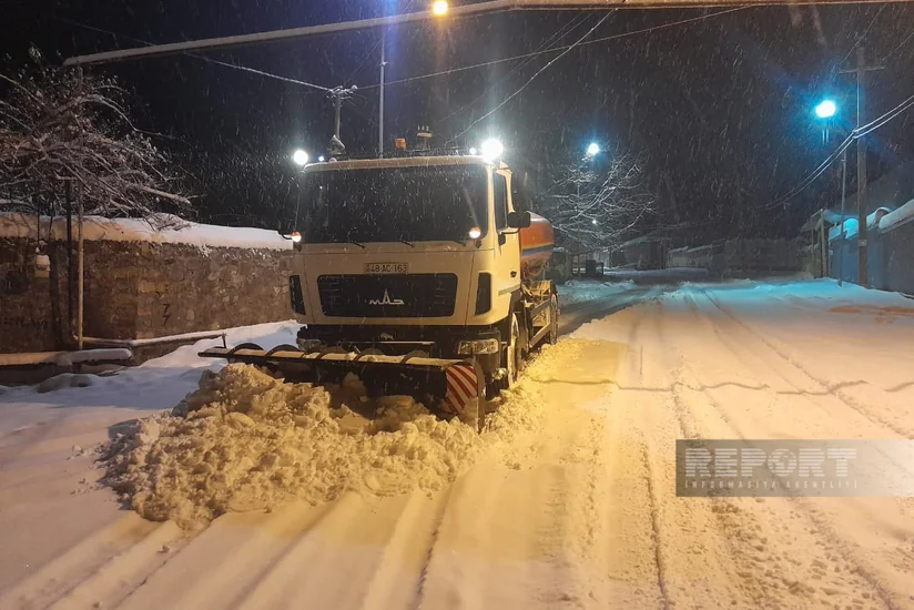 Oğuza güclü qar yağıb, yollar buz bağlayıb