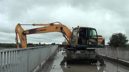 Ucarda aramsız yağan yağışlar körpüyə təhlükə yaradıb