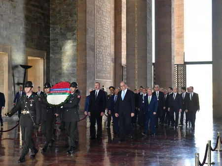 Prezident İlham Əliyev Ankarada Anıtqəbiri ziyarət edib