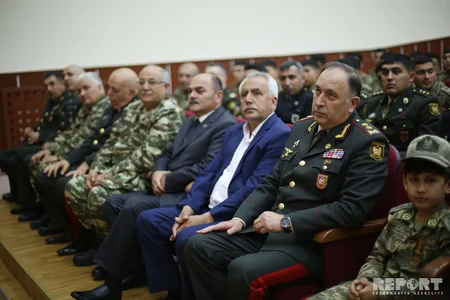 Aprel döyüşlərində şəhid olan hərbçilərin təltif olunduqları medallar ailə üzvlərinə təqdim edilib - FOTO
