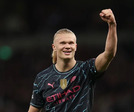 Erlinq Holann Norveçin ən bahalı kitabını satın alaraq doğma şəhərinin bələdiyyəsinə hədiyyə edib