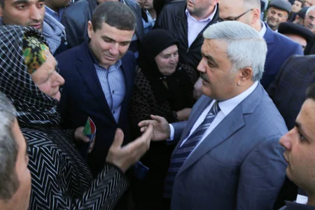 ​Deputatlığa namizəd Rövnəq Abdullayev Bakının Keşlə qəsəbəsində seçicilərlə görüşüb