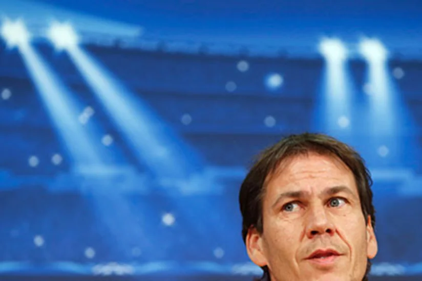 Baş məşqçi mobil telefonla danışdığı üçün böyük məbləğdə cərimələnib