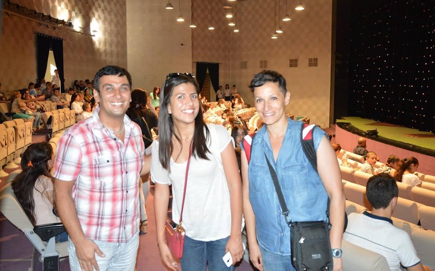 Bakı 2015ə görə Bakıya gələn qonaqlar Gənc Tamaşaçılar Teatrında tamaşaya baxıblar