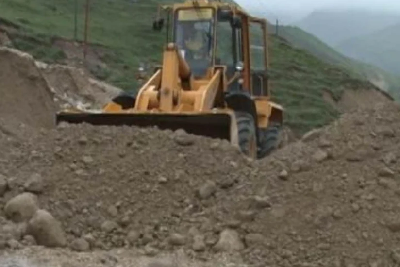 Qusarda torpaq sürüşməsi baş verib - FOTO