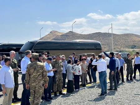 Reps of diplomatic corps on Aghdam-Khankandi road observe Russian peacekeepers temporarily deployment area