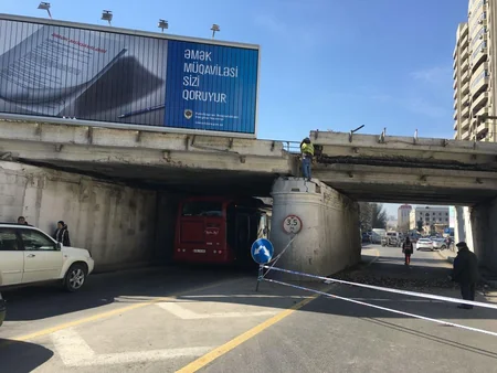 Betonvuran maşının dağıtdığı körpüdə qatarların hərəkəti dayandırılıb