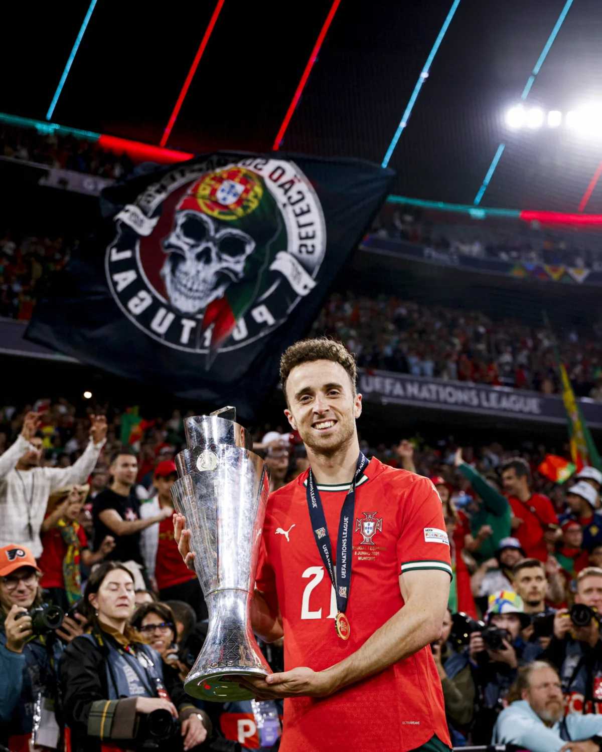 Liverpul klubunun və Portuqaliya yığmasının futbolçusu 28 yaşında həlak olub