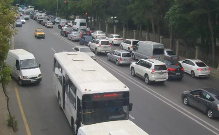 Bakının bir çox yollarında sıxlıq yaranıb