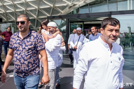 Azərbaycanlı hacıların ilk qrupu Vətənə qayıdıb - YENİLƏNİB