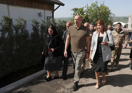 Dövlət başçısı Laçın şəhərinə qayıdan əhali ilə görüşüb, evlərin açarlarını onlara təqdim edib