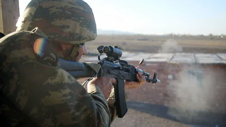 Azerbaijani Defense Minister watches exercises in commando units, gives additional instructions 