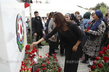 Bakıda üç şəhidin xatirə lövhəsinin açılışı olub