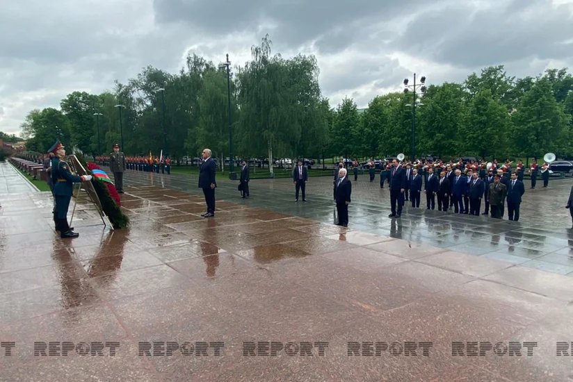 Azərbaycanın Baş naziri Moskvada Naməlum əsgər məzarını ziyarət edib